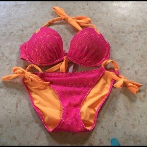 Victoria’s Secret bombshell bikini
